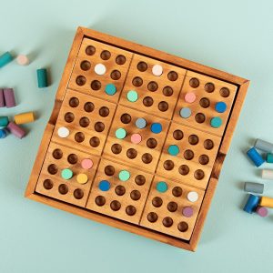 Houten sudoku spel met kleurtjes